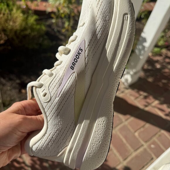 Brooks Ghost Max 2 Women's Size 8 (Wide B) Coconut | Lavender | Cream - Picture 6 of 7